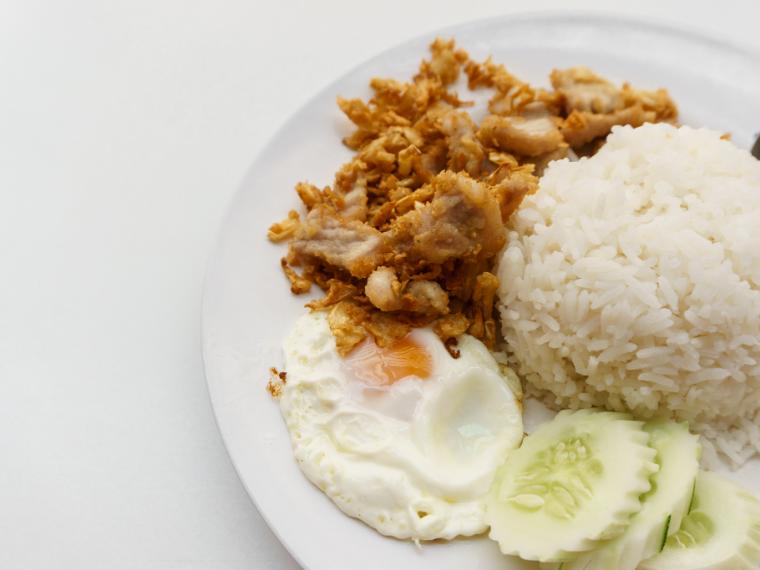 ข้าวหมูกระเทียมไข่ดาว